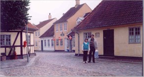 Старый квартал и дом-музей Гана Кристиана Андерсена (слева)