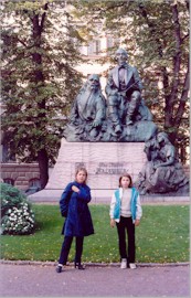 В Хельсинки я и мама около скульптуры "Калевала"