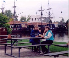 Я и мама на фоне пиратских кораблей в Леголенде