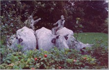 Скульптуры сельского жителя: быки и музыканты